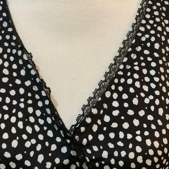 🌺NWT- Juniors black and white top - Picture 3 of 8